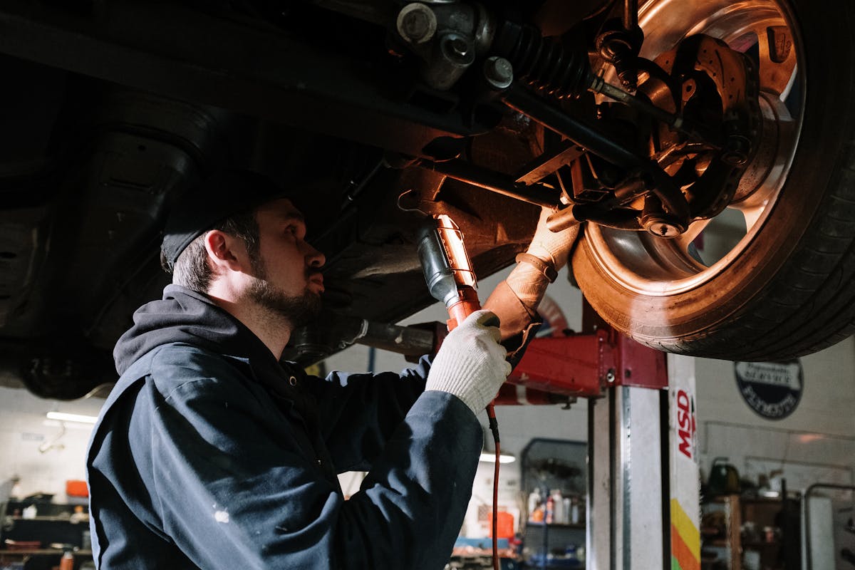 Technische Inspektion und Sichtprüfung im Motorraum eines Autos