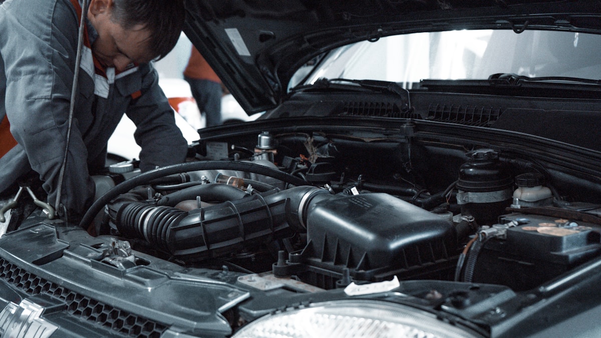 Diagnose und Reparatur: Werkzeug und Ersatzteil an einem Pkw-Motor